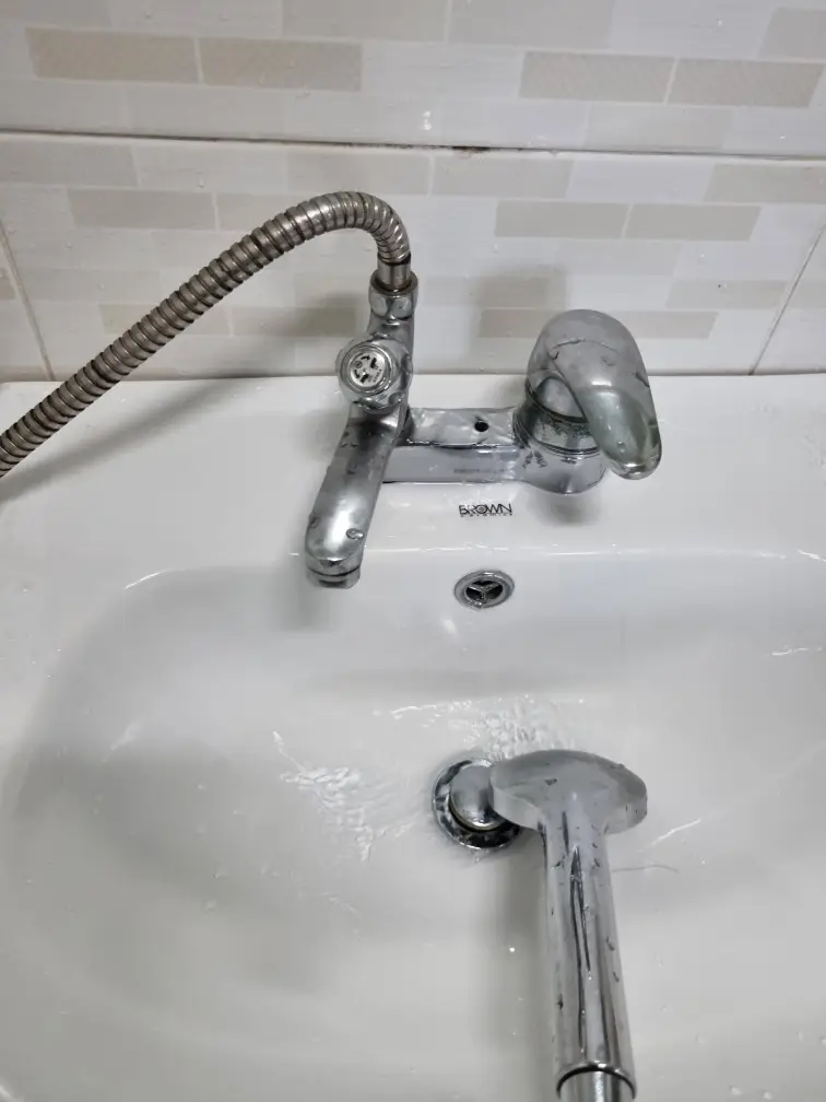 세면대 샤워겸용 수전, 고장·노후 시 교체로 쾌적하게 쓰세요